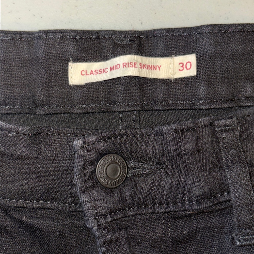 Levis Woman’s 30 Black Classic Mid Rise Skinny Jeans - Picture 2 of 7